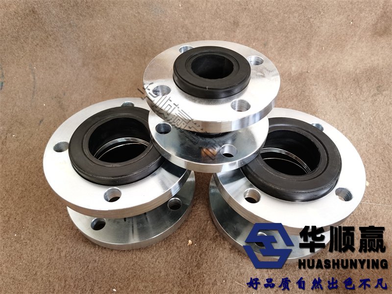 橡膠軟接頭機為隔爆型，在更換電刷或維修時要特別注意隔爆零件的隔爆面不能使其損傷拉毛。在維修或更換電刷時應(yīng)打開電機將內(nèi)腔碳粉，腐等洗干凈。