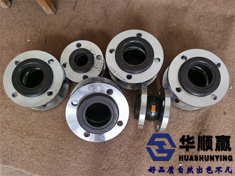 橡膠軟接頭機為隔爆型，在更換電刷或維修時要特別注意隔爆零件的隔爆面不能使其損傷拉毛。在維修或更換電刷時應(yīng)打開電機將內(nèi)腔碳粉，腐等洗干凈。